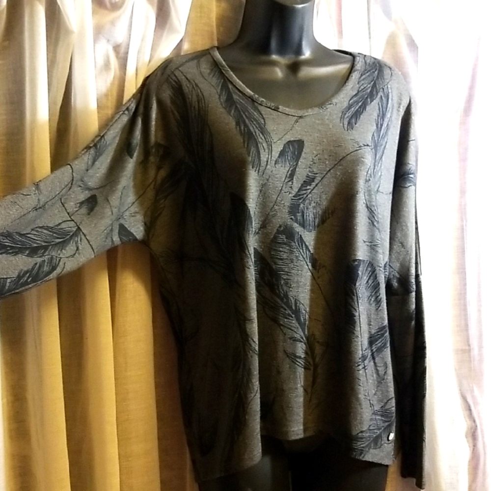 Point Zero Charcoal Feather Pattern Top
